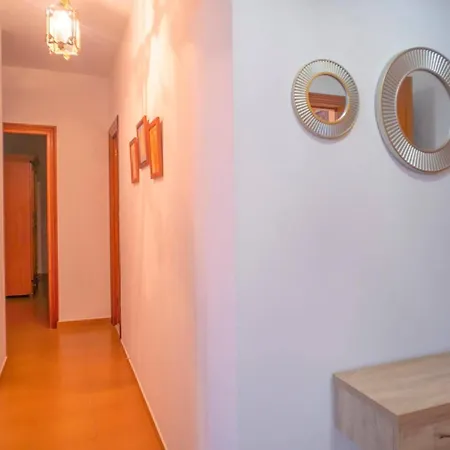 Moderno Con Garaje Balcones Y Aire Solo Familias Y Parejas Apartment